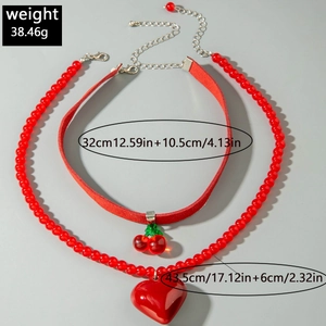 Détails macro du collier cœur rouge et cerise avec les spécifications de taille