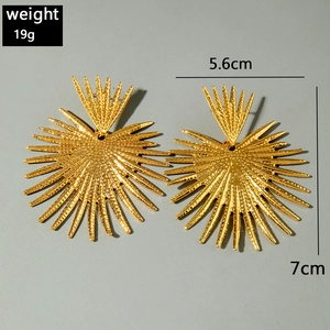 Détail de boucles d'oreilles tournesol martelées or avec dimensions précises et poids exact