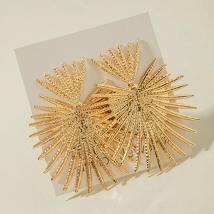 Boucles d'oreilles dorées surdimensionnées avec texture martelée et design soleil