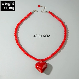 Vue détaillée du collier coeur en acrylique rouge avec poids 31,38g et taille 43,5+6cm