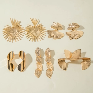 Détail de 5 paires de boucles d'oreilles dorées surdimensionnées style vintage et éventail