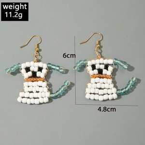 Détail de boucles d'oreilles chien en perles montrant les dimensions 6x4,8cm et le poids 11,2g