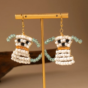 Boucles d'oreilles pendantes chien en perles faites main blanc orange et or