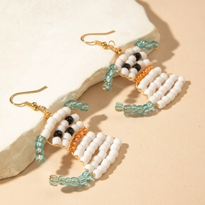 Boucles d'oreilles chien fait main avec perles colorées et crochets dorés chic