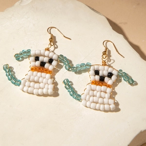 Boucles d'oreilles chien en perles faites main avec perles blanches et bleues sur pierre