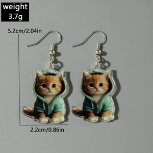 Detailansicht der Acryl-Katzenohrringe im grünen Hoodie mit 5,2 cm Längenangaben