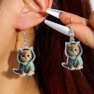 Cartoon-Katze Acryl-Ohrhänger mit niedlichem Kätzchen im grünen Hoodie für Damen