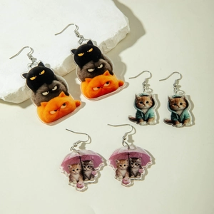 Drei Paar Acryl-Ohrringe mit künstlerischen 2D-Katzenmotiven und rosa Regenschirm-Designs