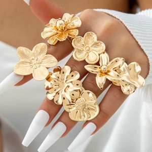 French Vintage Gold Flower Ring Set Women Stackable Floral Metal Finger Rings Elegant Retro Fashion Jewelry Accessories