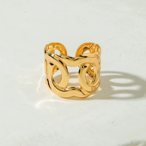 Detail of interlocking golden chain style open ring with a vintage geometric hollow design