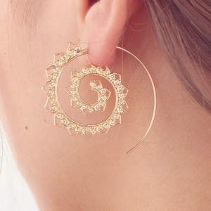 Vintage golden spiral heart hoop earrings with intricate hollow floral pattern design