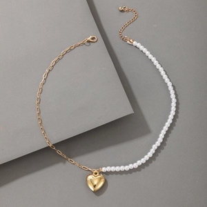 Detailansicht der Perlenkette mit goldener Gliederkette und Herzanhänger für Damen