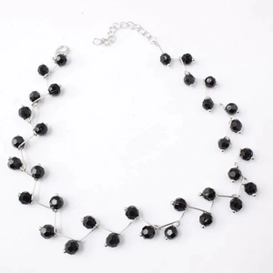 Detail der Perlen-Choker-Halskette mit schwarzen facettierten Steinen und Silbergliedern