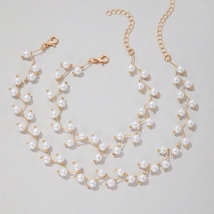 Detail von elegantem goldenem Perlen-Schmuckset mit Zickzack-Struktur für Damen