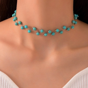 Detail einer Boho-Choker-Halskette mit türkisfarbenen Perlen und Wellendrahtgeflecht am Modell