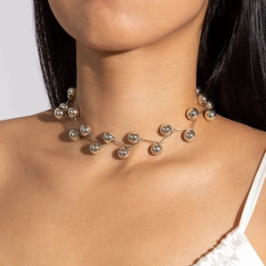 Nahaufnahme des polierten silbernen Metall-Chokers mit geometrischer Kugelstruktur