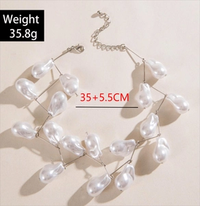 Details der Barockperlenkette mit Silberdraht, Gewicht 35,8g und Länge 35+5,5cm im Fokus