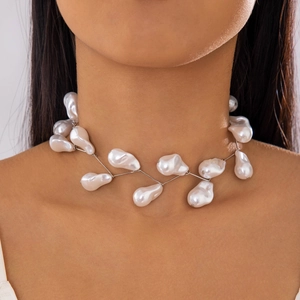 Nahaufnahme eines Barockperlen-Chokers mit großen weißen Perlen an einem Model