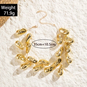 Detail der goldenen Metallhalskette mit Gewicht 71,9g und Länge 35cm plus Verlängerung