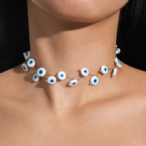 Detailansicht des Evil-Eye-Chokers mit blauen Augenmustern und goldenem Metalldraht