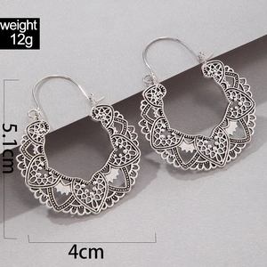 Detail showing vintage silver hollow lace earrings with 5.1cm height and 12g weight