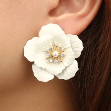 Detailansicht der weißen 3D-Blumenohrringe mit Perle und funkelnden Strasssteinen