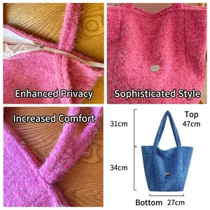 Grand sac cabas en peluche rose et bleue avec logo métallique et larges bandoulières