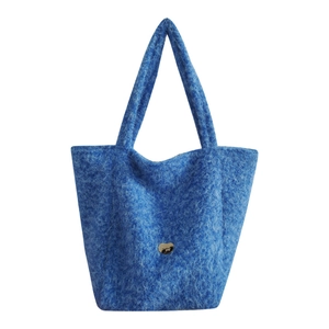 Sac cabas minimaliste en peluche bleu roi avec logo coeur pour la saison automne-hiver