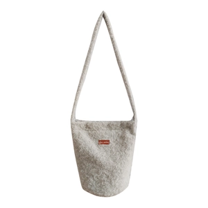 Retro plush bucket bag in light grey with wide shoulder strap and red woven label
