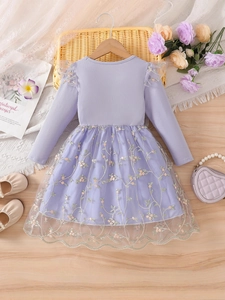 Lavendelfarbenes Mädchenkleid mit geripptem Oberteil und geblümter Tüll-Bestickung