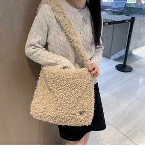 Détail d'un sac cabas en peau de mouton beige doux avec une texture laineuse épaisse