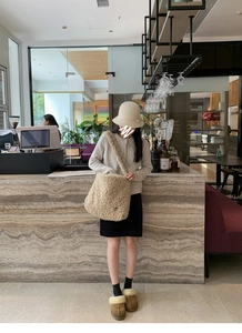 Sac fourre-tout en laine d'agneau avec gilet d'hiver et accessoires de mode assortis