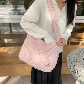Sac fourre-tout rose en similicuir d'agneau avec logo en métal et bandoulière large