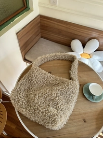 Détail du sac bandoulière en polaire beige avec étiquette tissée faite à la main