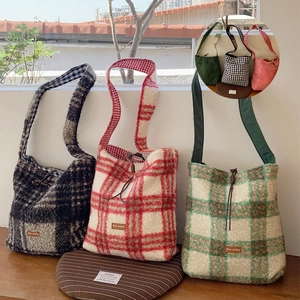 Women Retro Lamb Wool Plaid Crossbody Bag Large Capacity Fleece Shoulder Bag With Toggle Button Casual Soft Tote Bag