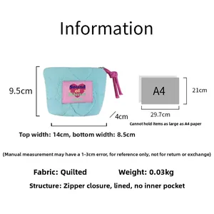 Dettagli sulle dimensioni della pochette in cotone trapuntato con confronto formato A4