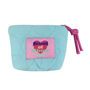 Mini pochette trapuntata azzurra con etichetta rosa e motivo a cuore su sfondo bianco