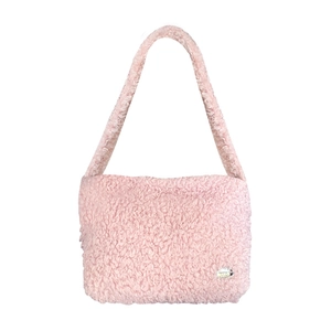 Sac bandoulière rose en laine d'agneau synthétique avec texture douce et forme spacieuse