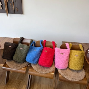 Vintage Plush Bucket Bag Women Large Capacity Sherpa Fleece Shoulder Bag Winter Faux Fur Crossbody Bag Casual Shopping Tote