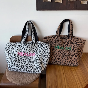 Nahaufnahme der Leopardenmuster-Sherpa-Tote-Bags mit Healer-Stickerei-Details