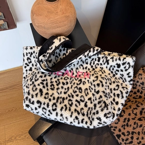 Detailansicht der Leoparden-Plüschtasche mit rosa HEALER-Stickerei für den Winter