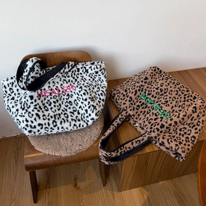 Detailansicht der Shopper-Tasche aus Lammfell-Imitat mit Leopardenmuster und Stickerei