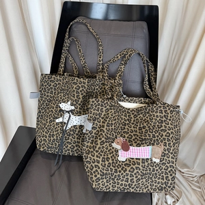 Détails de sacs cabas en toile léopard avec broderies de chiens de dessin animé