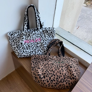 Shopper-Tasche aus Kunstpelz mit Leopardenmuster und Stickerei für den Winteralltag
