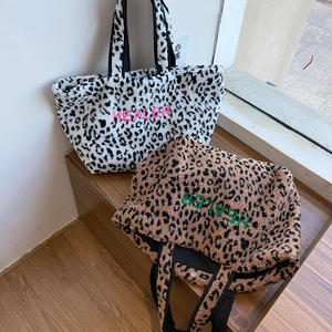 Leoparden-Tote-Bags aus Fleece mit HEALER-Stickerei in Rosa und Grün Mustern