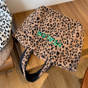 Shopper mit Leopardenmuster aus Kunstpelz und grüner Healer-Stickerei für den Winter