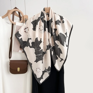Carré de soie beige élégant avec imprimé floral noir vintage et texture soyeuse