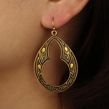 Details von böhmischen Retro-Hohlmetall-Ohrhängern in Vintage-Gold-Optik für Damen