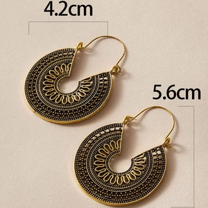 Detailaufnahme der Vintage-Hohl-C-Ohrringe aus Metall mit Maßen 4,2 cm x 5,6 cm für Damen