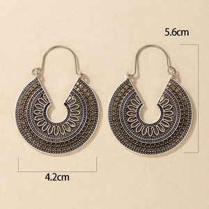 Detailansicht der Vintage-Boho-Ohrringe in C-Form mit feinen Mandala-Schnitzereien